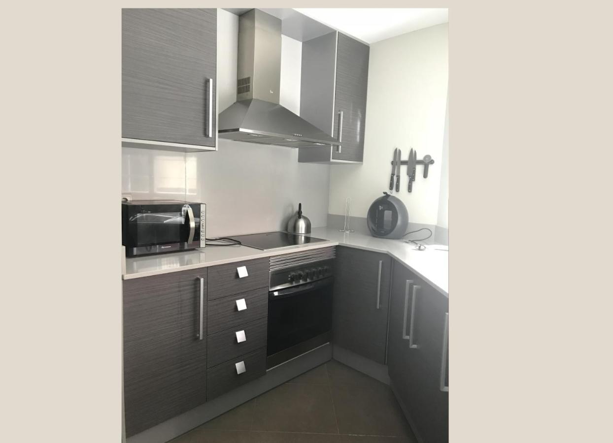 Stunning 2-Bed Apartment In Пего Екстериор снимка